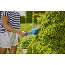 GARDENA Akumulatorowe nożyce do przycinania brzegów trawnika i cięcia krzewów ComfortCut Li – zestaw, 9888-20